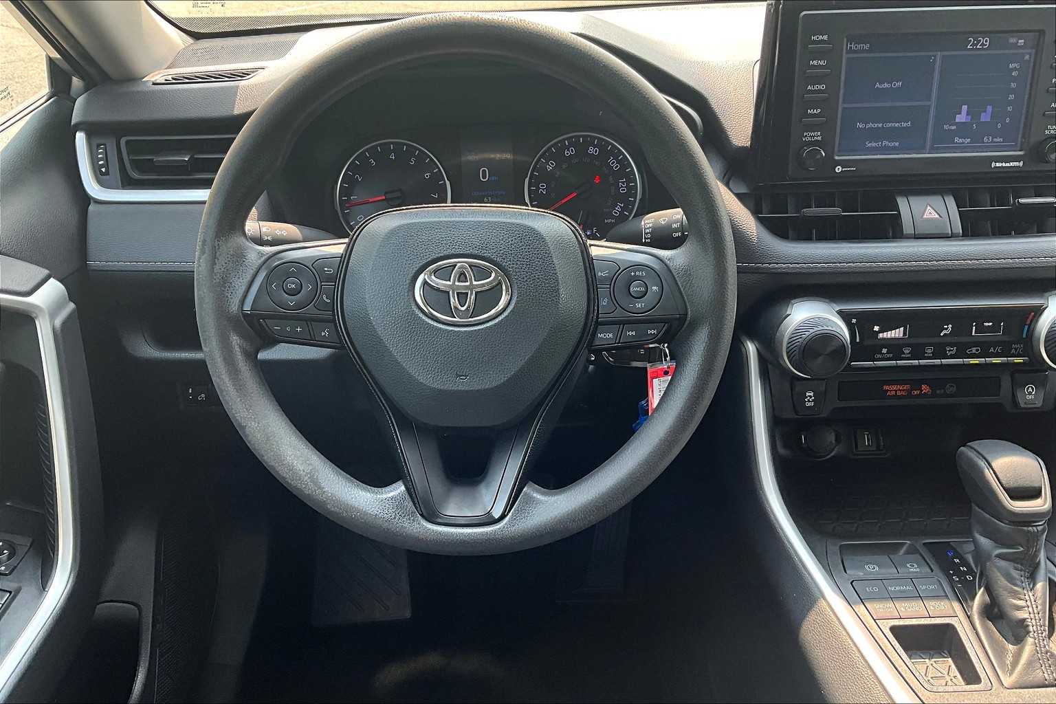 2020 Toyota RAV4 LE - Photo 17