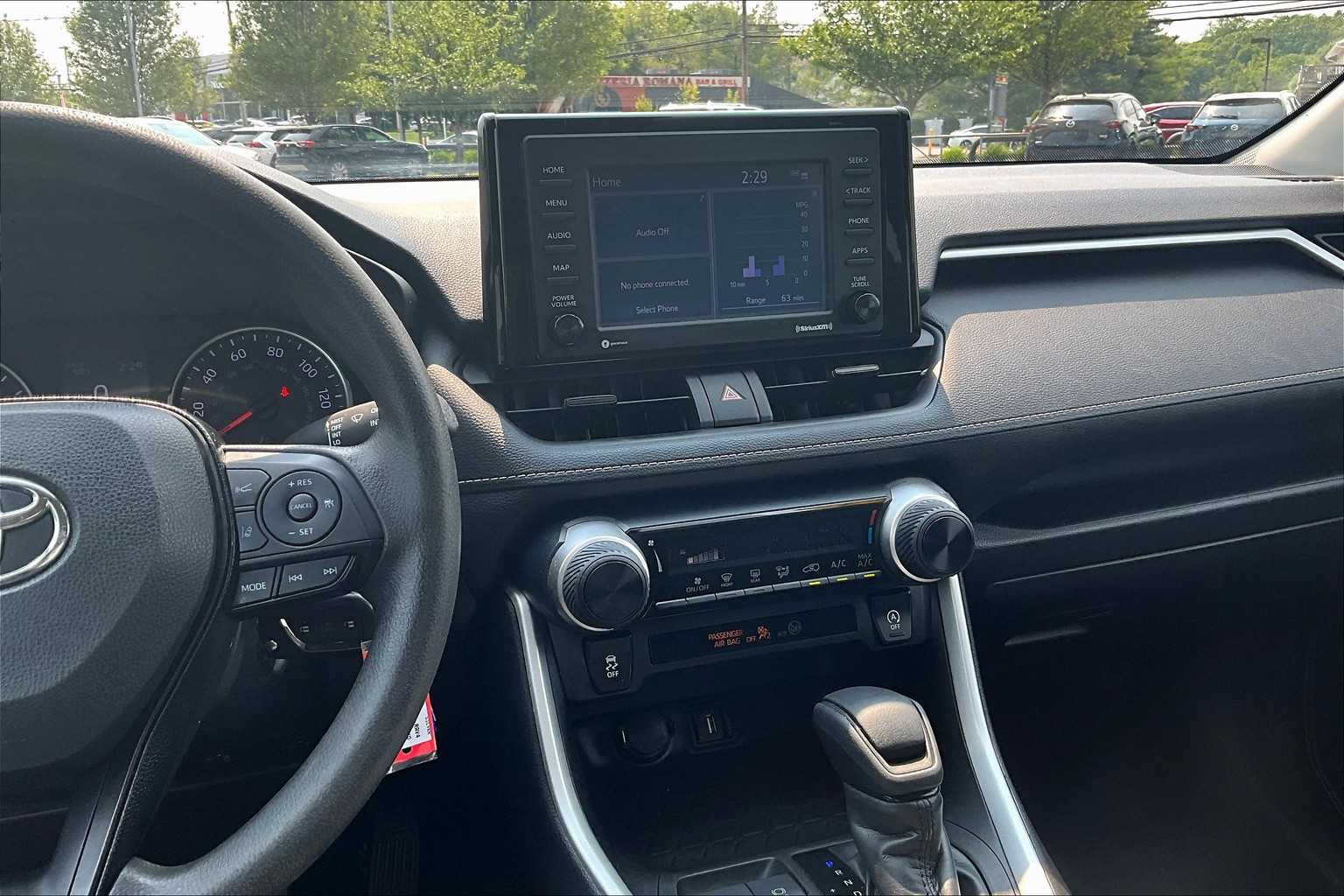2020 Toyota RAV4 LE - Photo 18