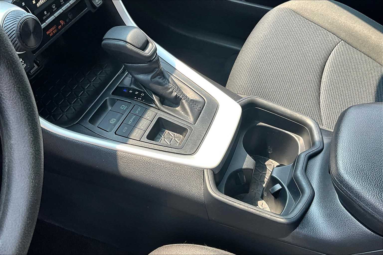 2020 Toyota RAV4 LE - Photo 20