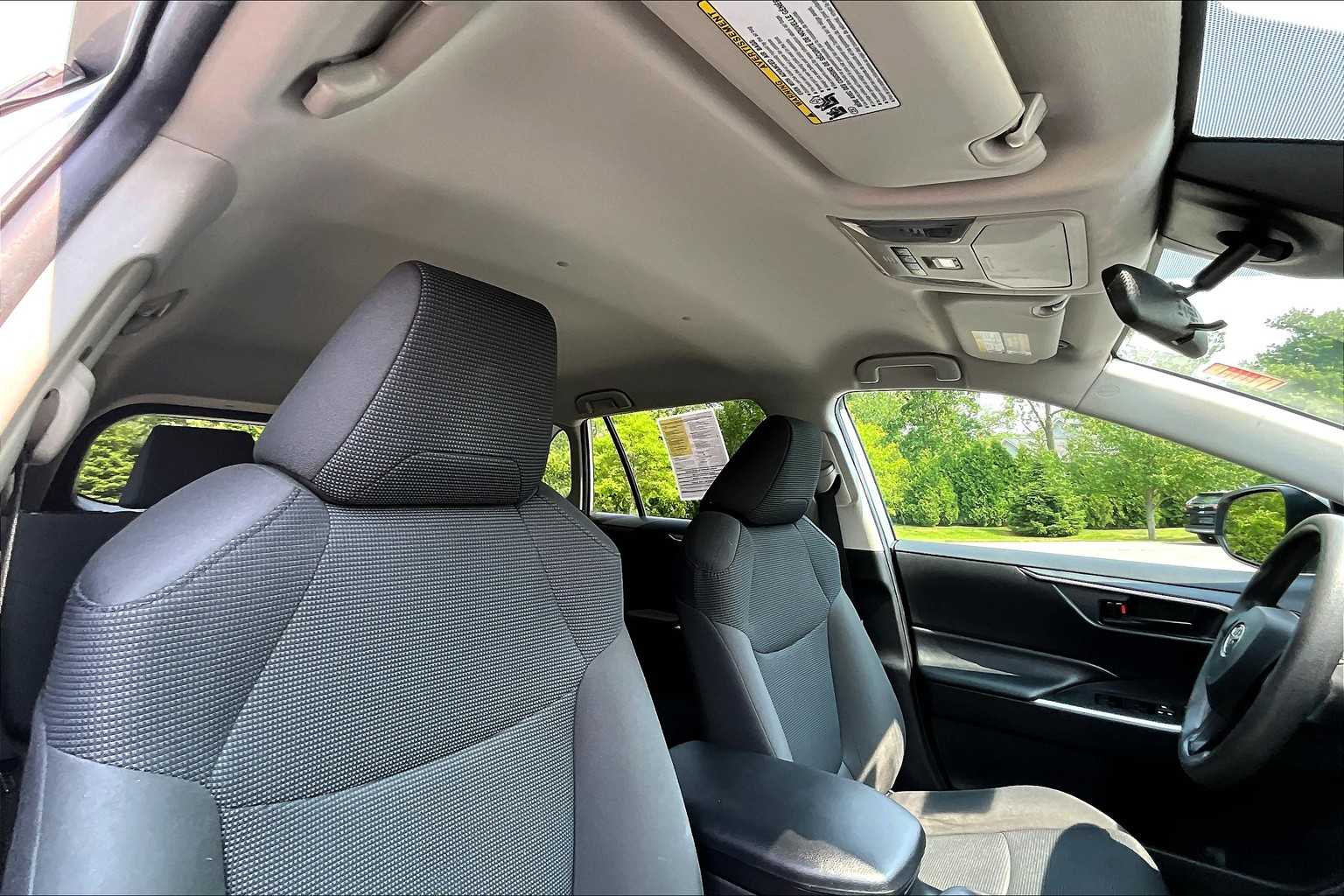 2020 Toyota RAV4 LE - Photo 22
