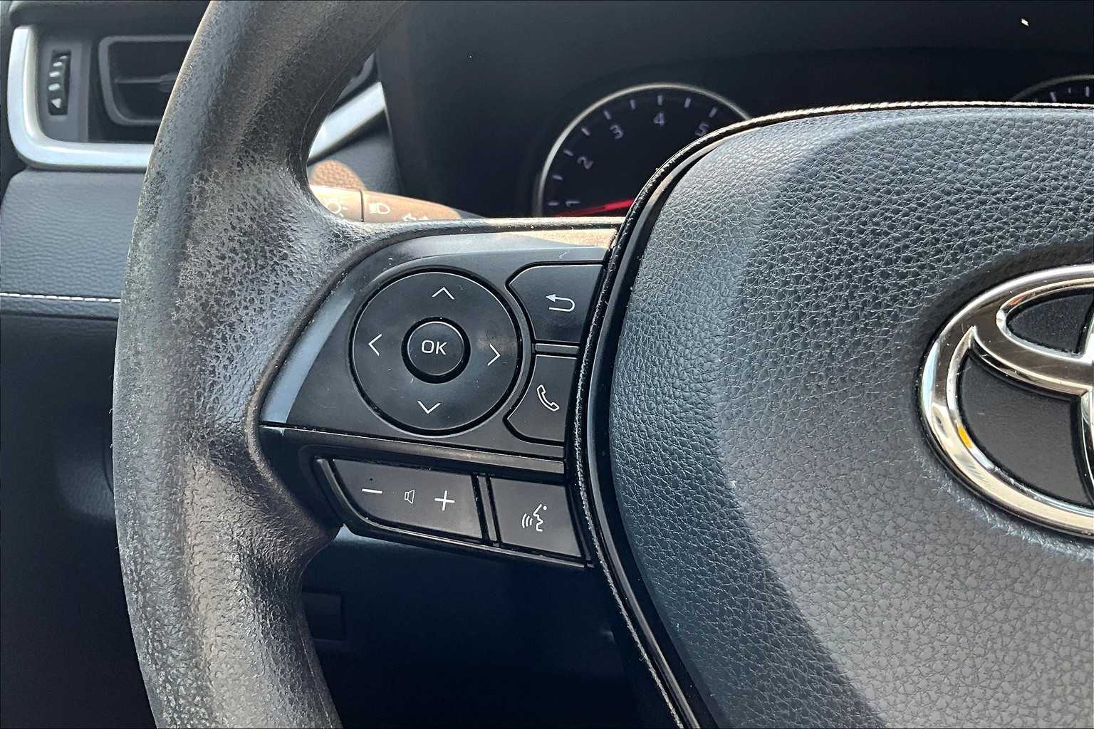 2020 Toyota RAV4 LE - Photo 23