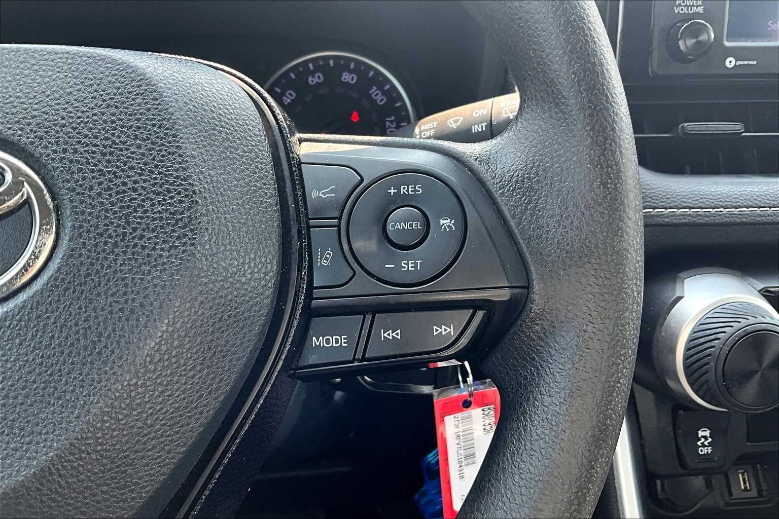 2020 Toyota RAV4 LE - Photo 24