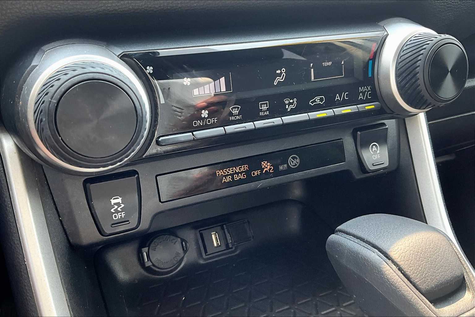 2020 Toyota RAV4 LE - Photo 26