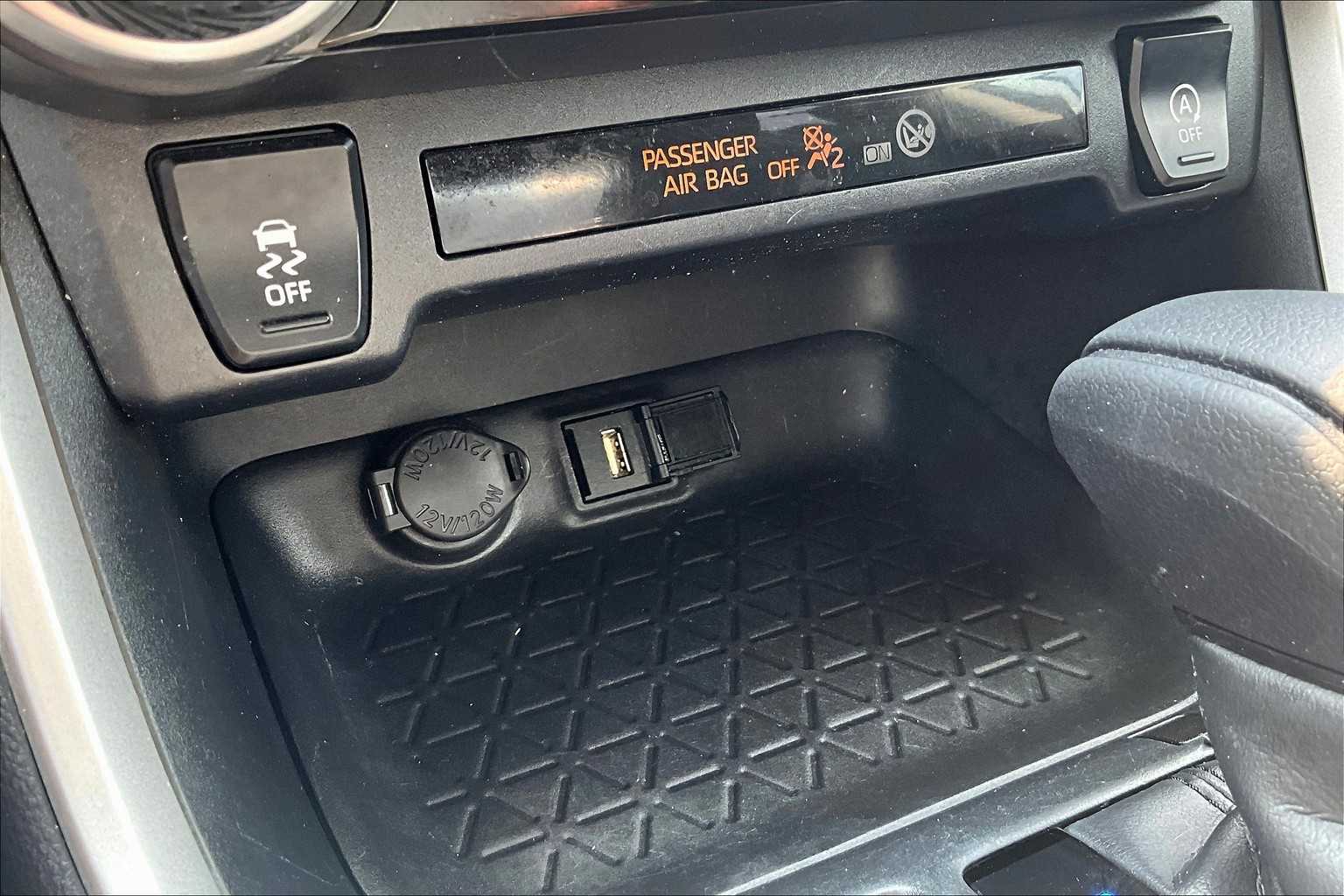 2020 Toyota RAV4 LE - Photo 27