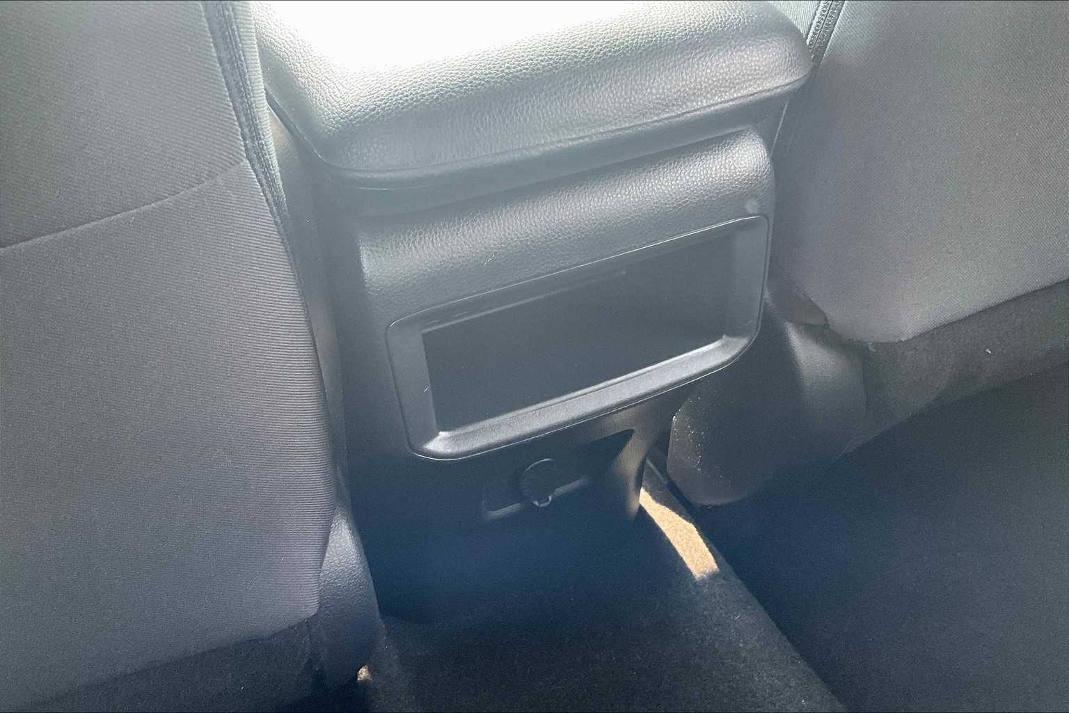 2020 Toyota RAV4 LE - Photo 28