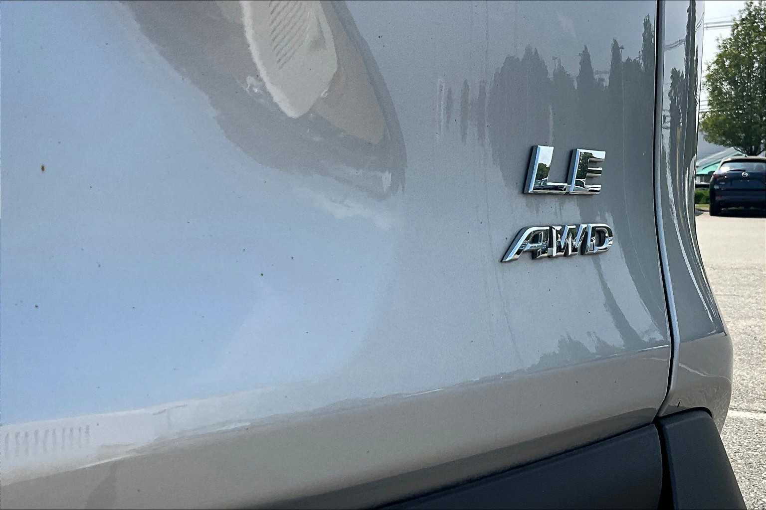 2020 Toyota RAV4 LE - Photo 29