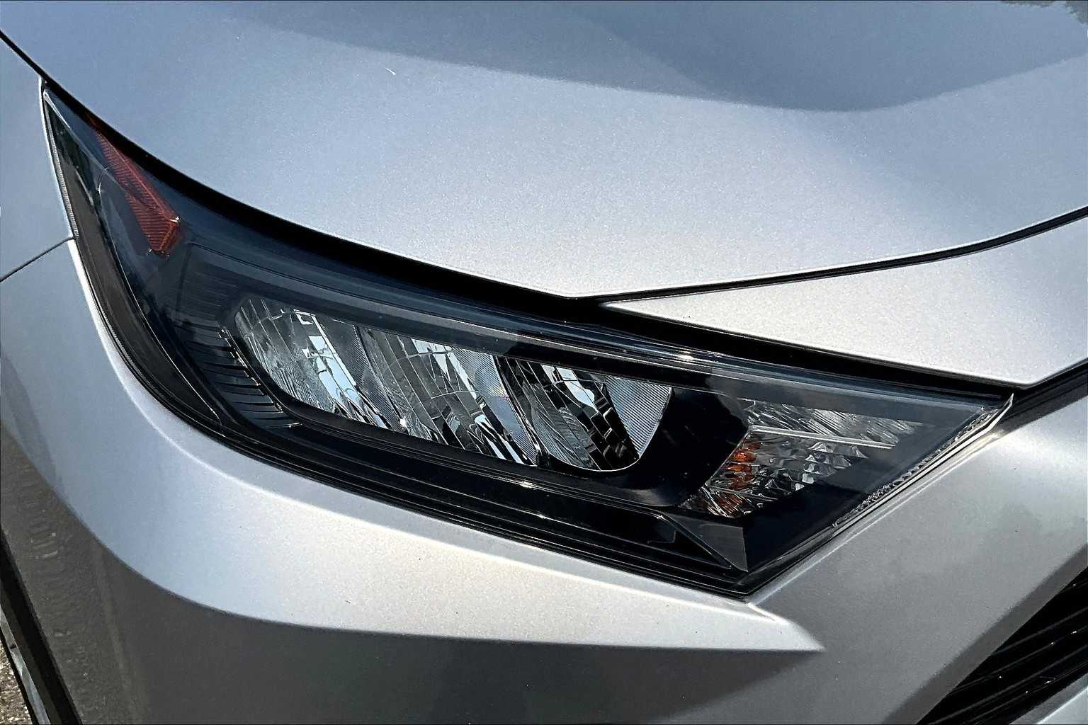 2020 Toyota RAV4 LE - Photo 33