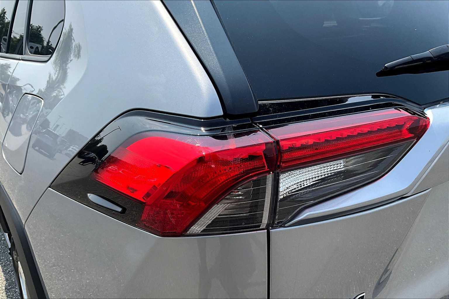 2020 Toyota RAV4 LE - Photo 34