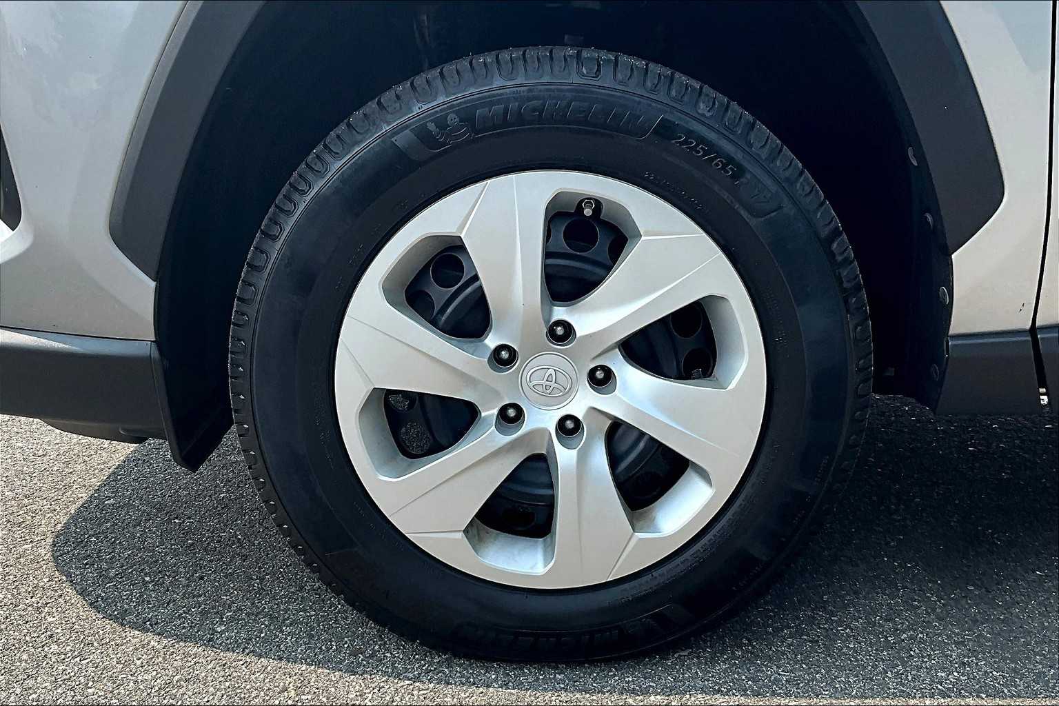 2020 Toyota RAV4 LE - Photo 7