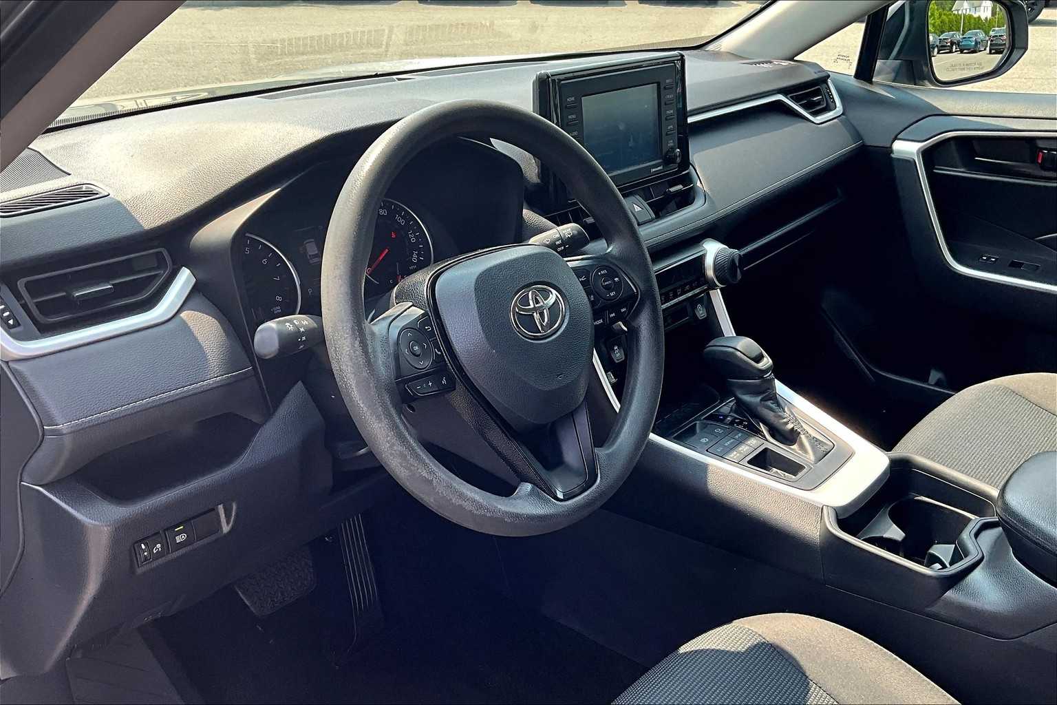 2020 Toyota RAV4 LE - Photo 8