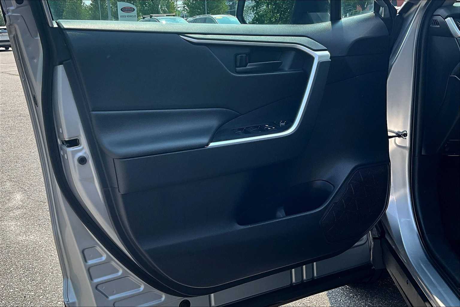 2020 Toyota RAV4 LE - Photo 9