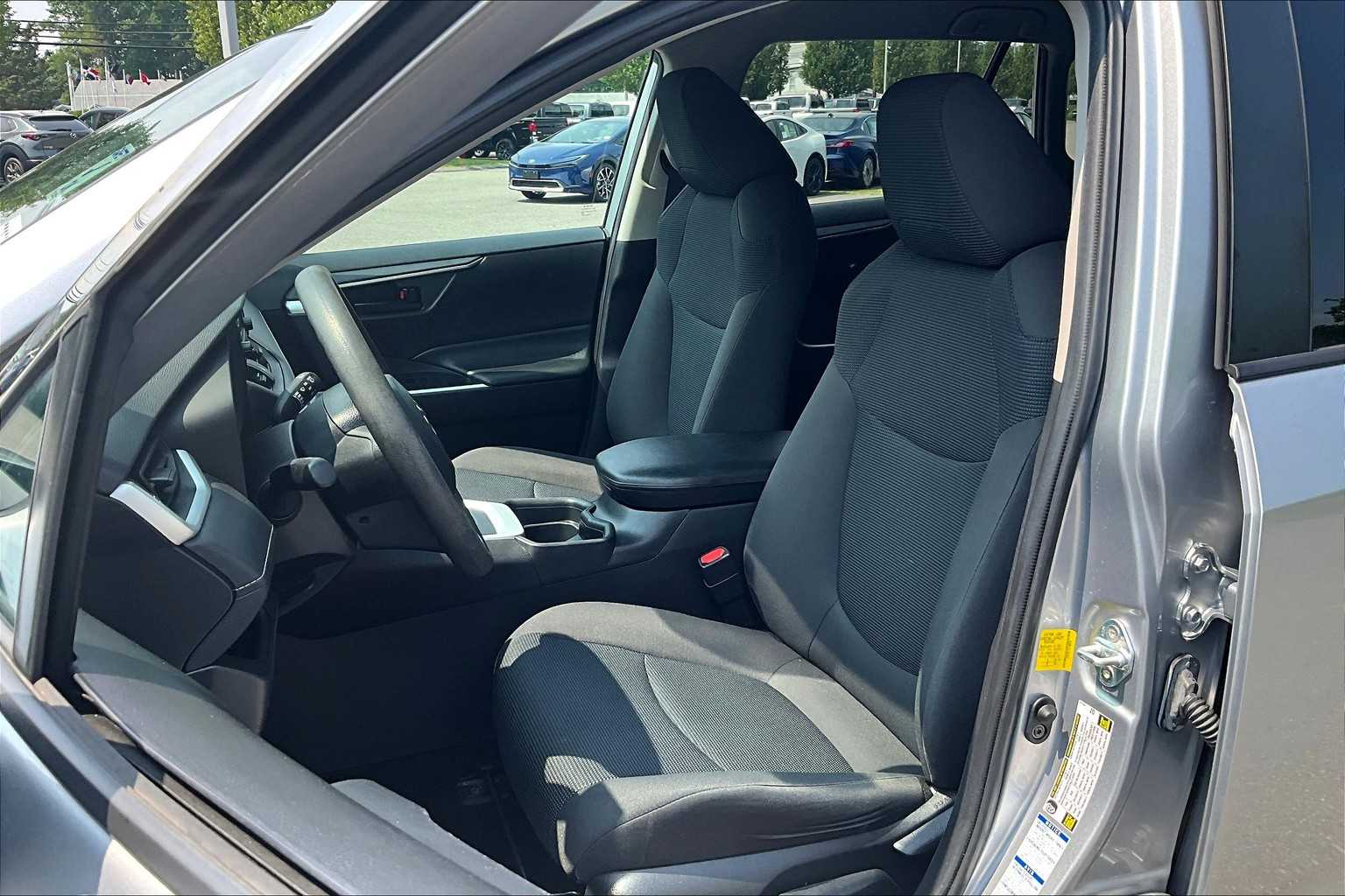 2020 Toyota RAV4 LE - Photo 10