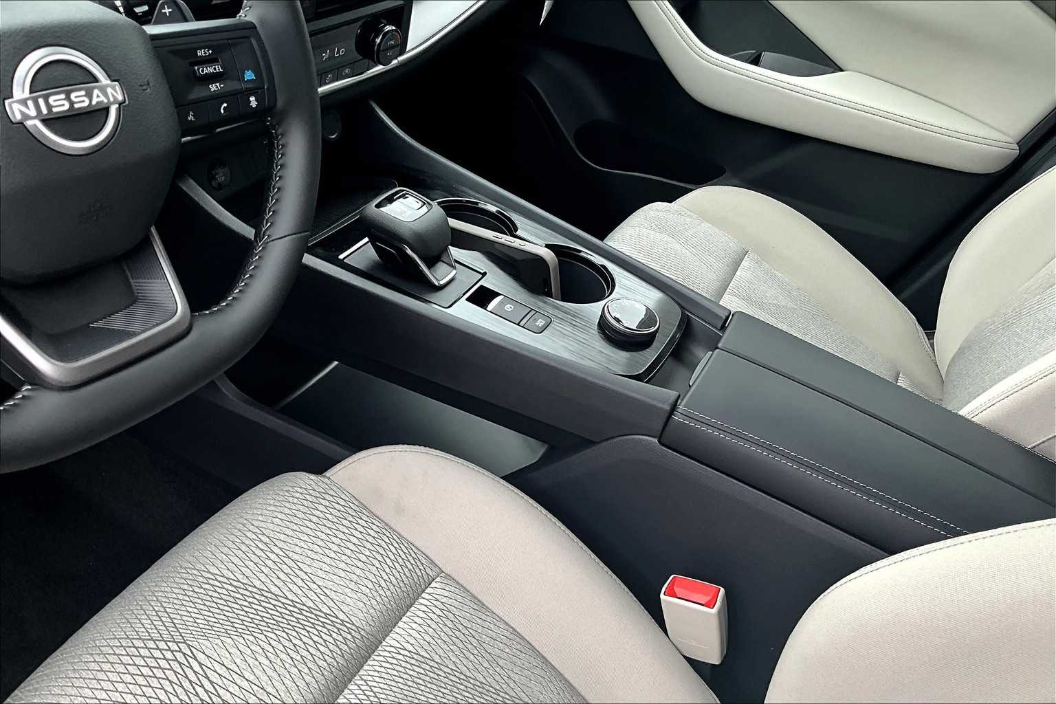 2025 Nissan Rogue SV - Photo 13