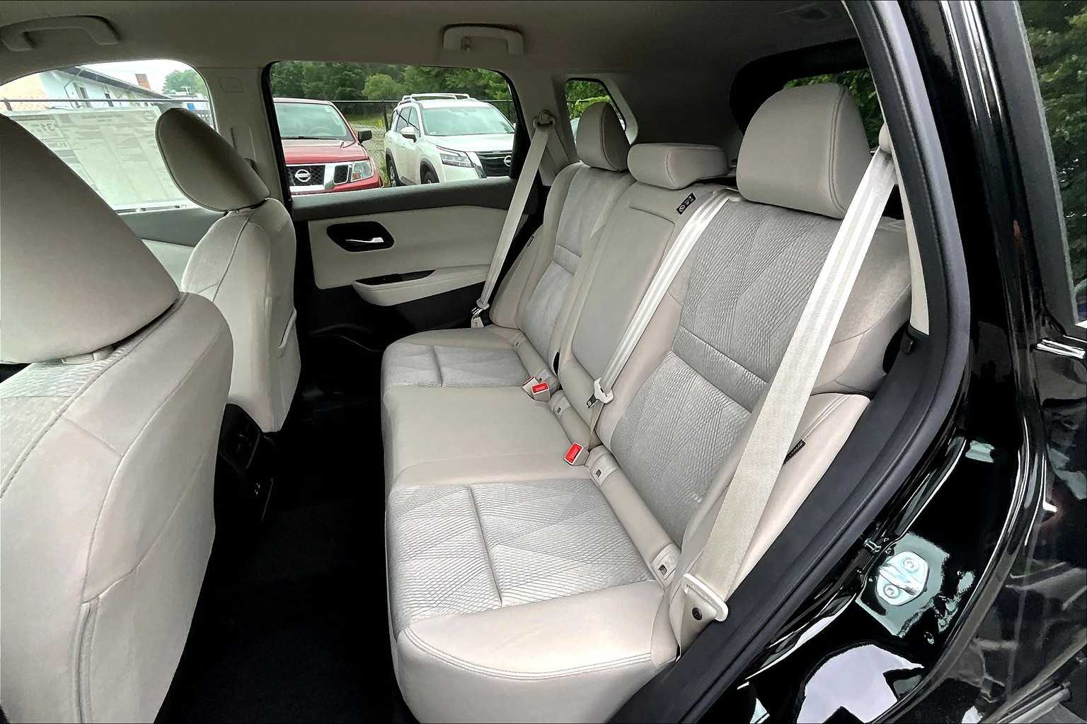 2025 Nissan Rogue SV - Photo 14