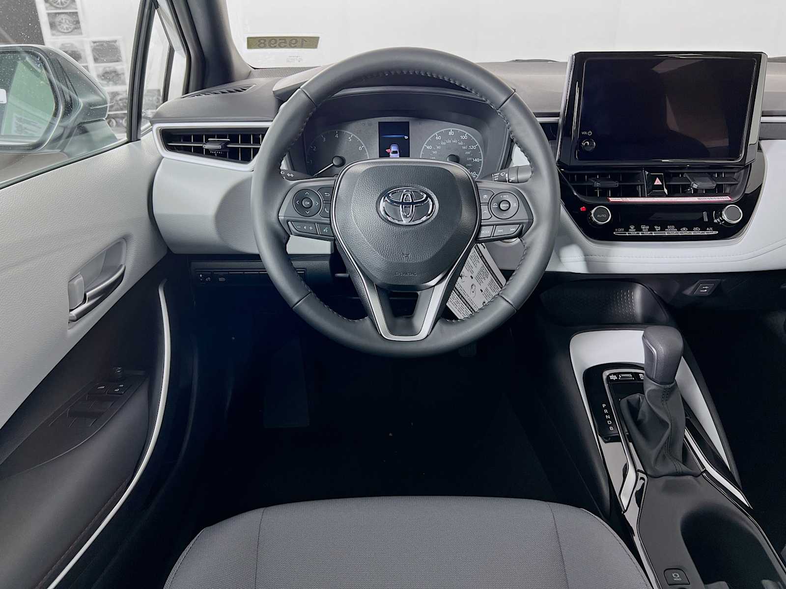 2025 Toyota Corolla SE - Photo 14