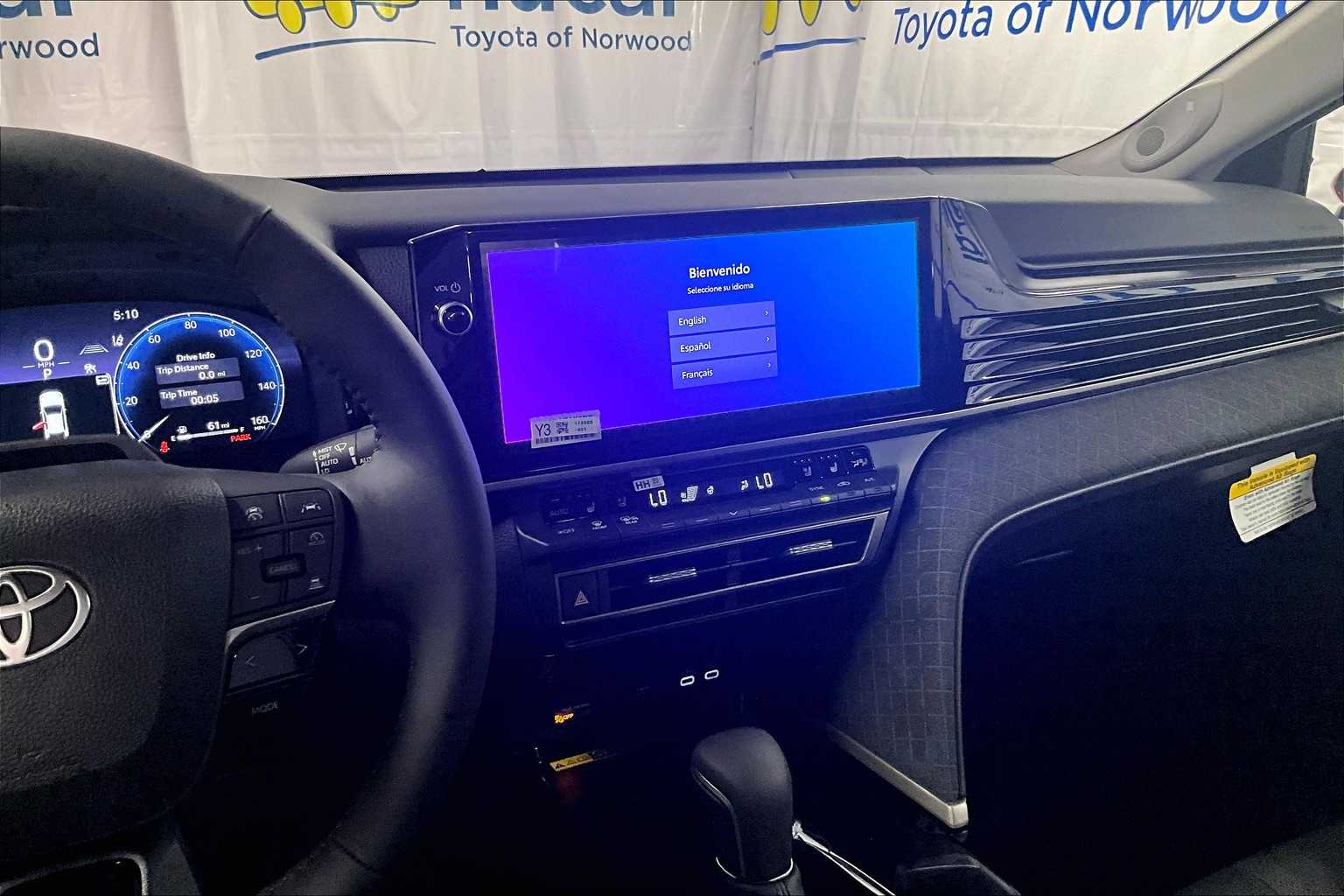 2025 Toyota Camry XLE - Photo 13