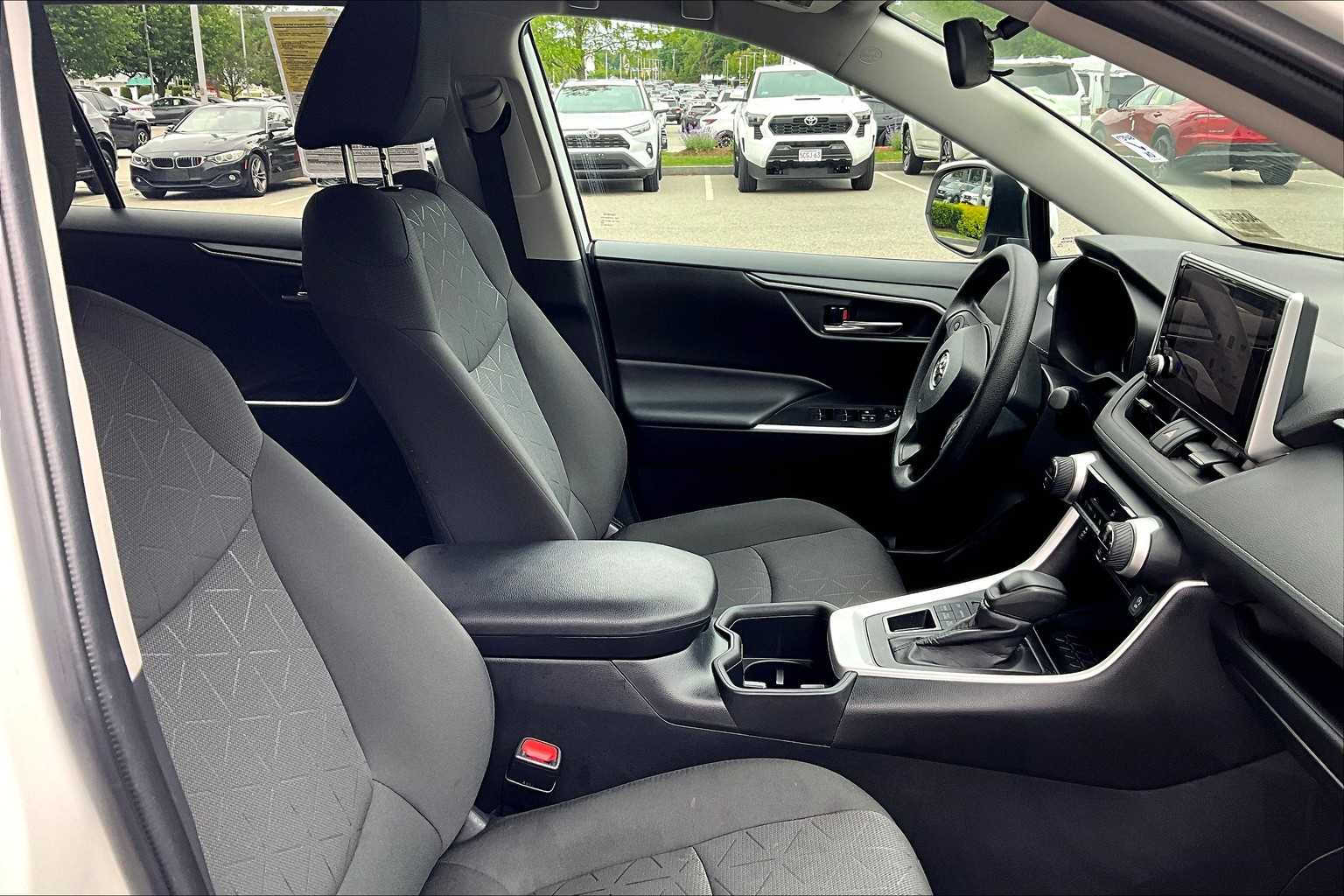 2024 Toyota RAV4 XLE - Photo 11