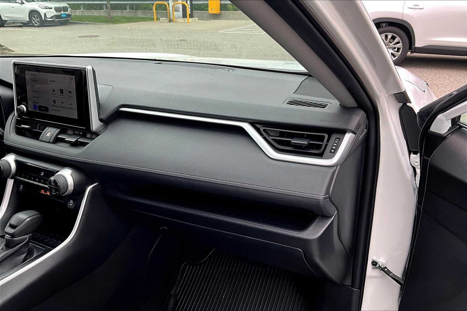 2024 Toyota RAV4 XLE - Photo 13