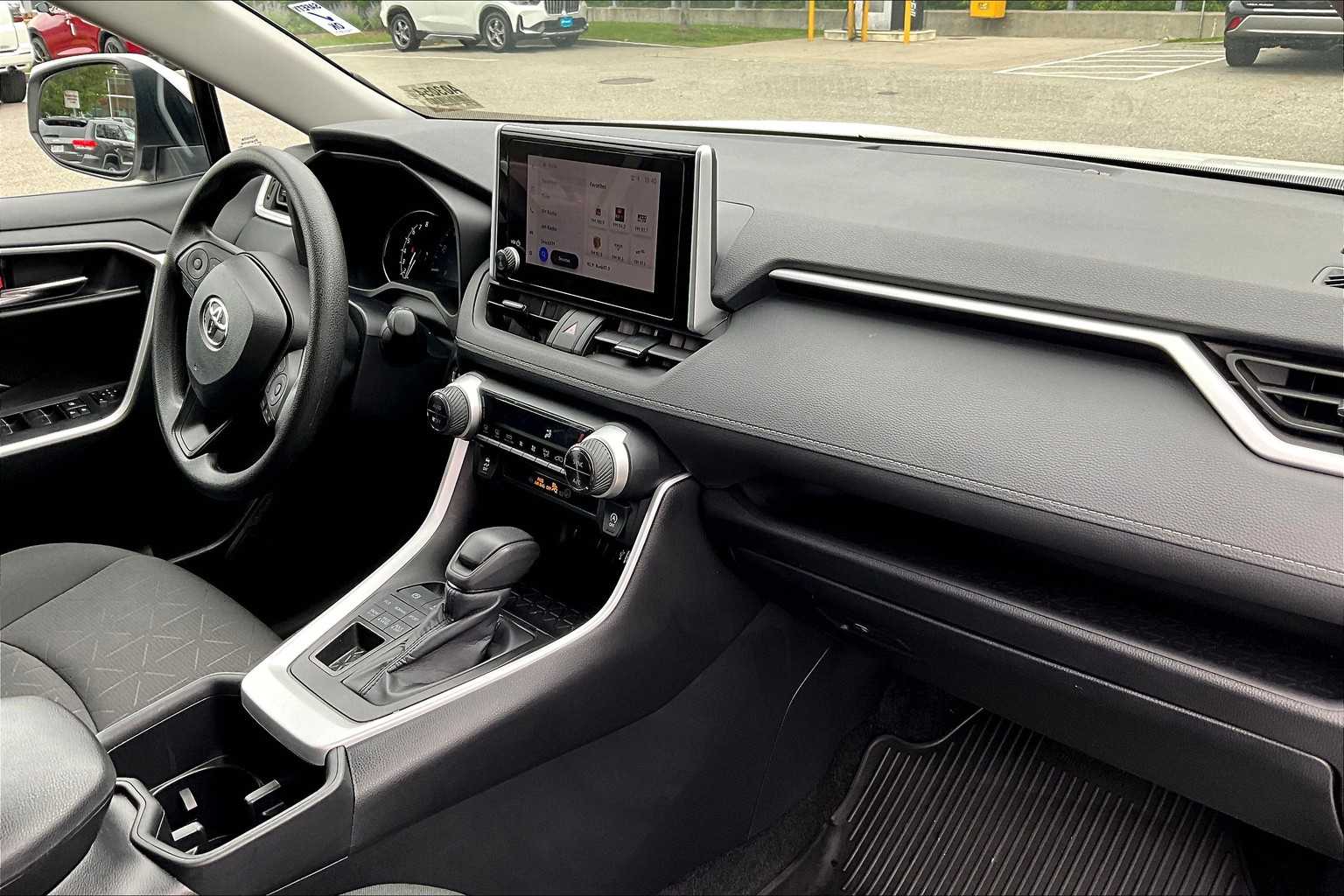 2024 Toyota RAV4 XLE - Photo 14