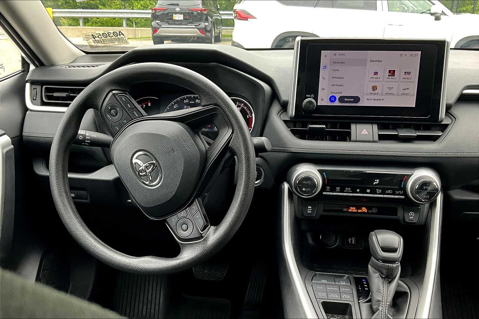 2024 Toyota RAV4 XLE - Photo 17
