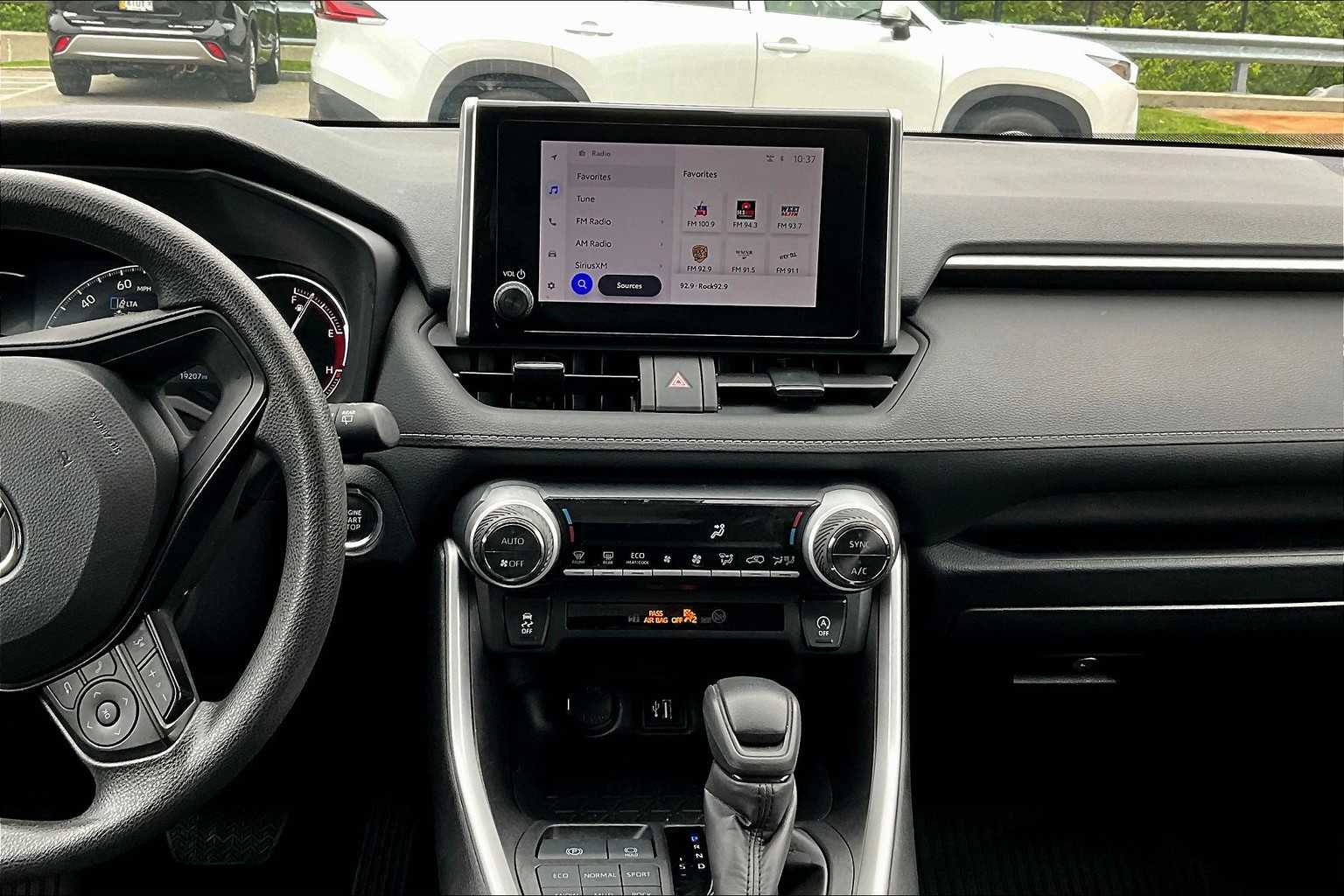 2024 Toyota RAV4 XLE - Photo 18