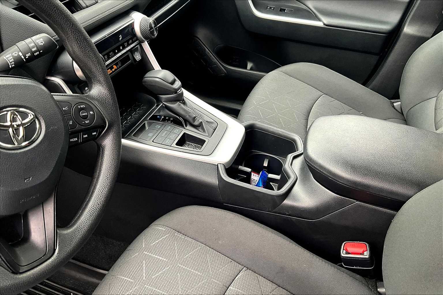 2024 Toyota RAV4 XLE - Photo 20