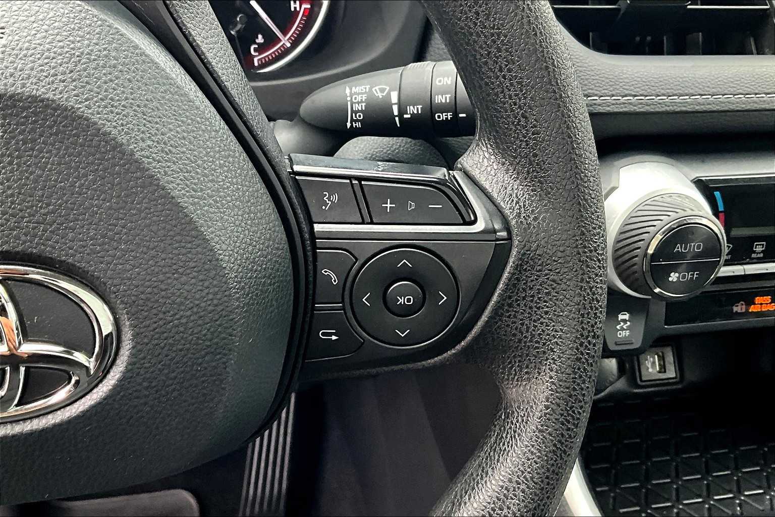 2024 Toyota RAV4 XLE - Photo 23