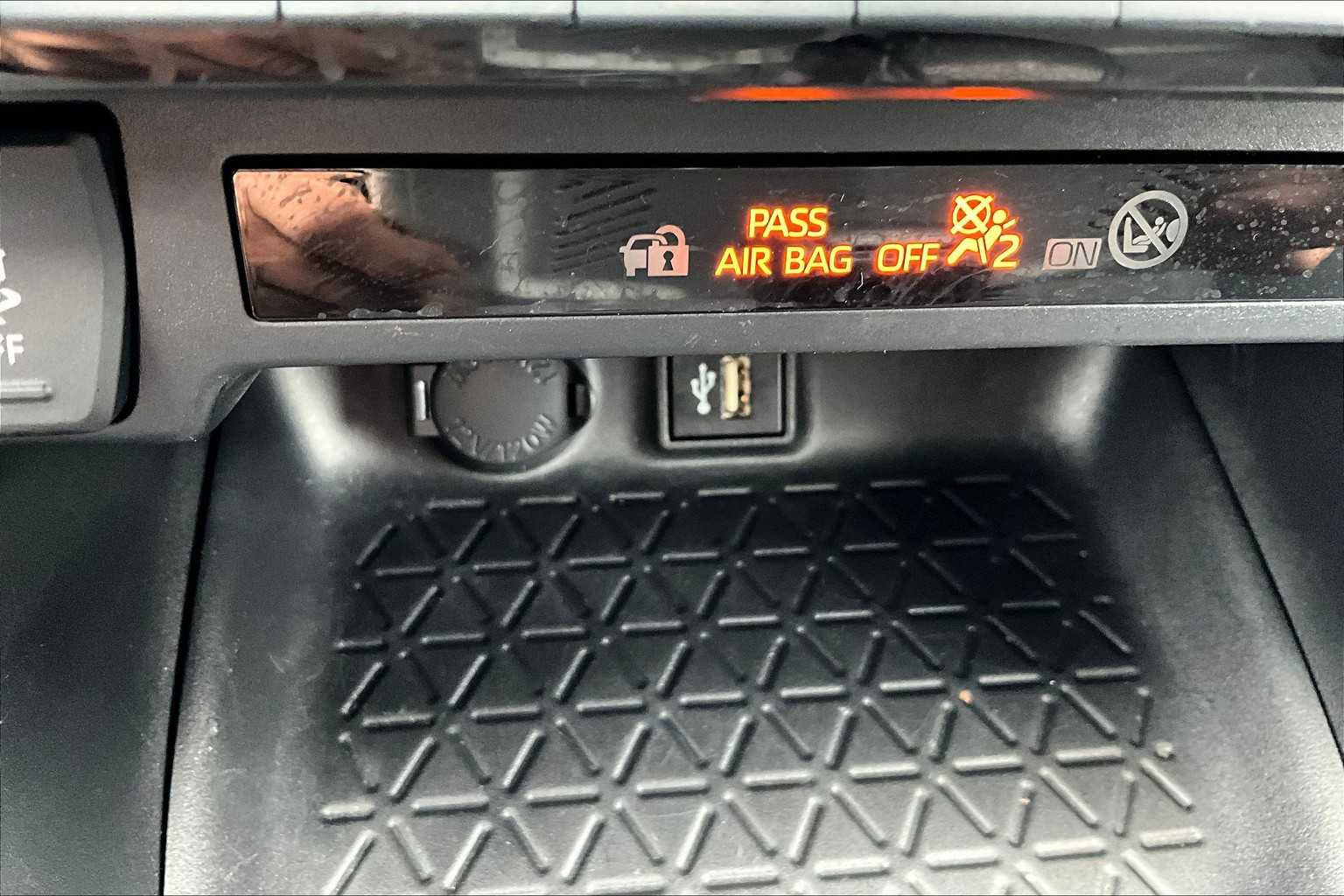 2024 Toyota RAV4 XLE - Photo 25