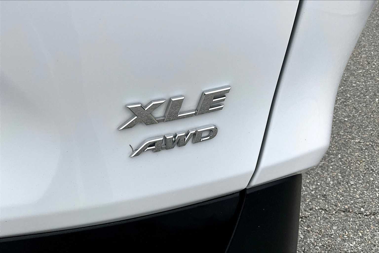 2024 Toyota RAV4 XLE - Photo 28