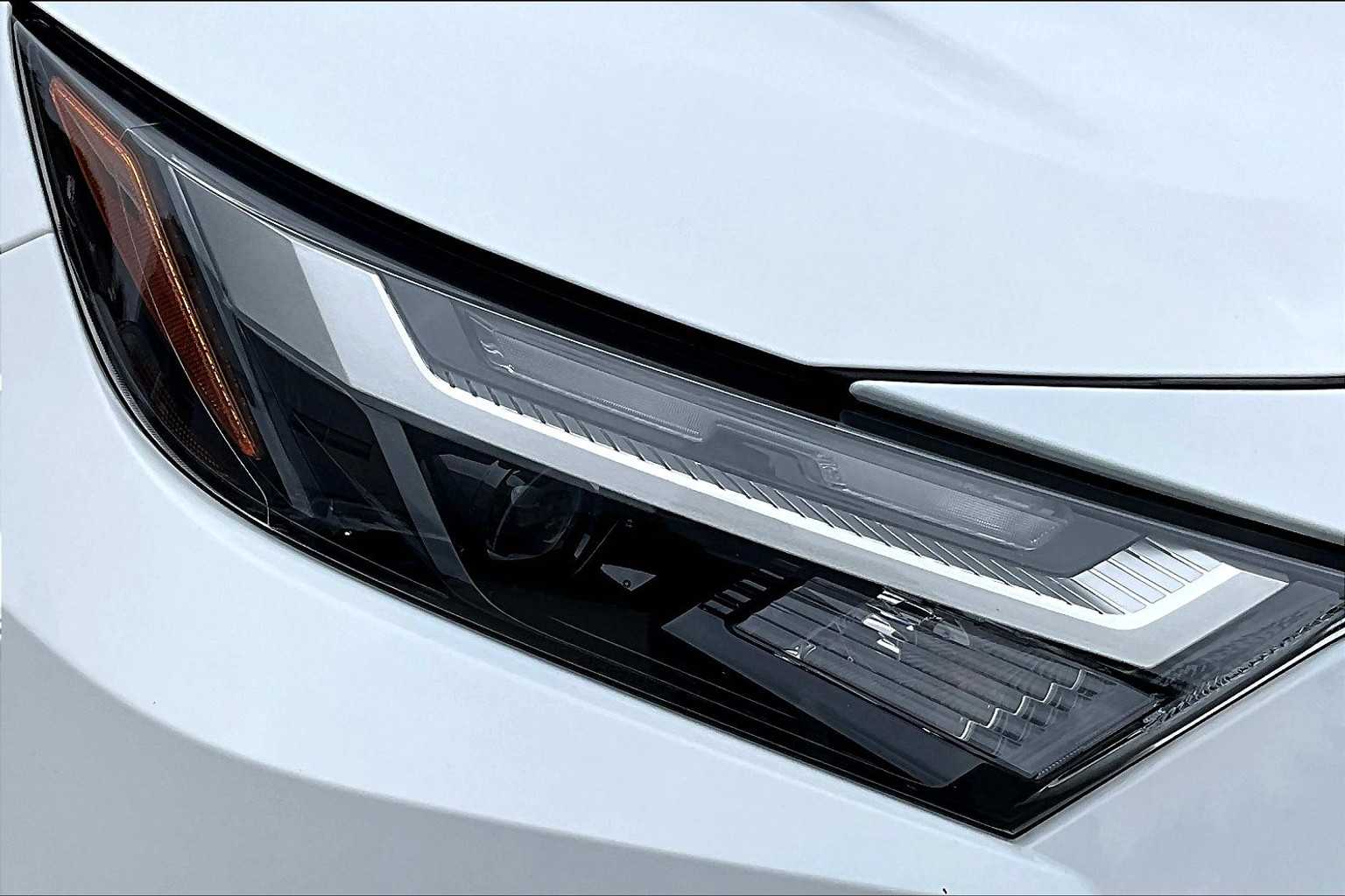2024 Toyota RAV4 XLE - Photo 32