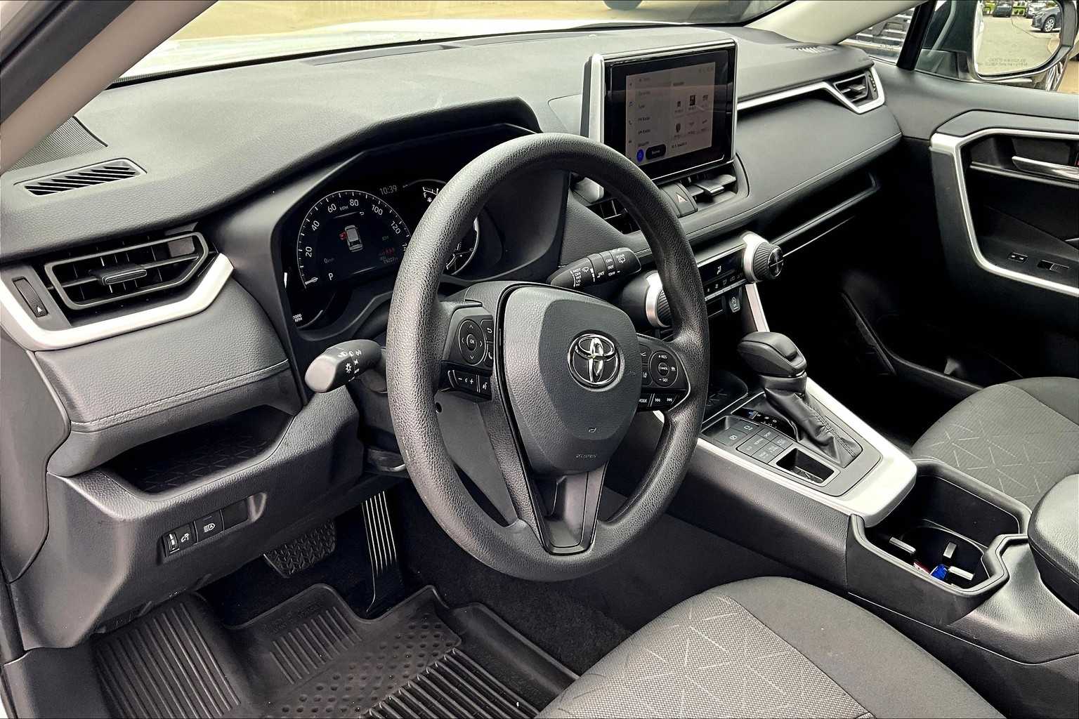 2024 Toyota RAV4 XLE - Photo 8