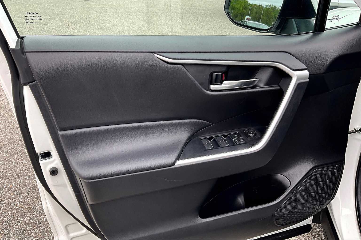 2024 Toyota RAV4 XLE - Photo 9