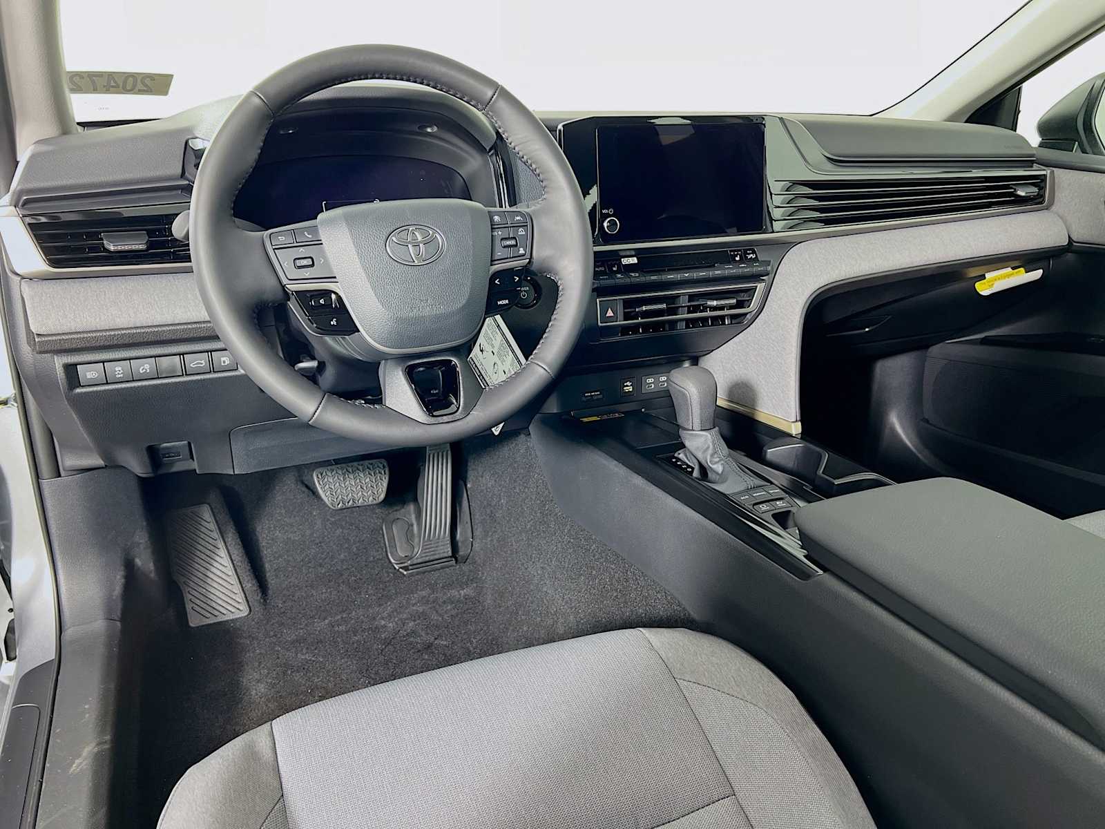 2026 Toyota Camry LE - Photo 6