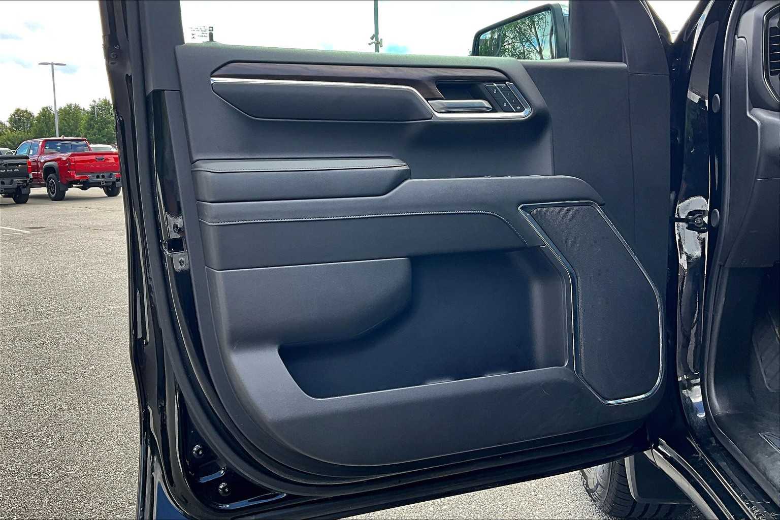 2024 GMC Sierra 1500 SLT - Photo 9