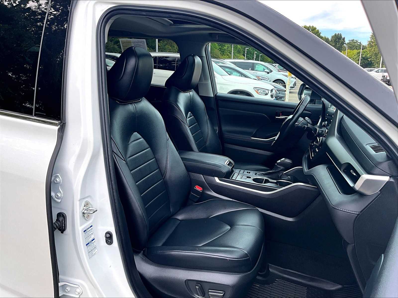 2022 Toyota Highlander XLE - Photo 11