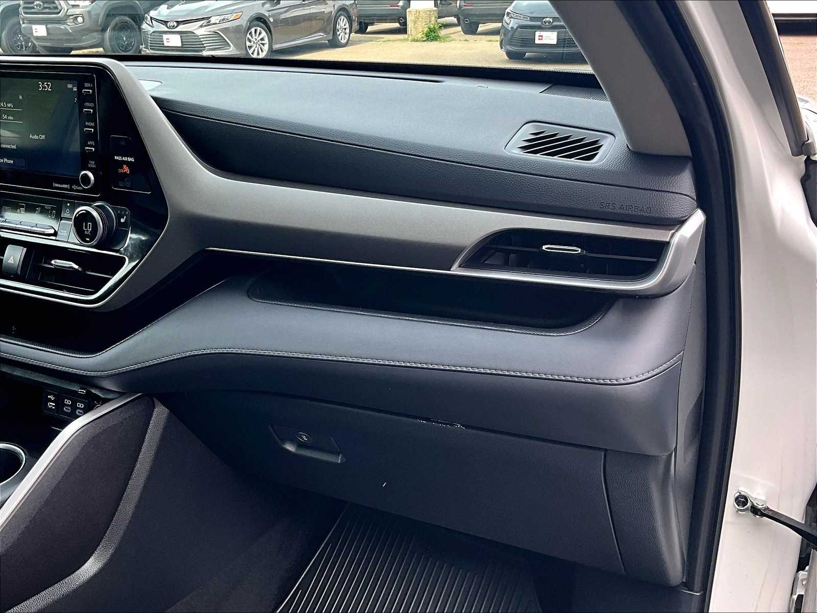 2022 Toyota Highlander XLE - Photo 13