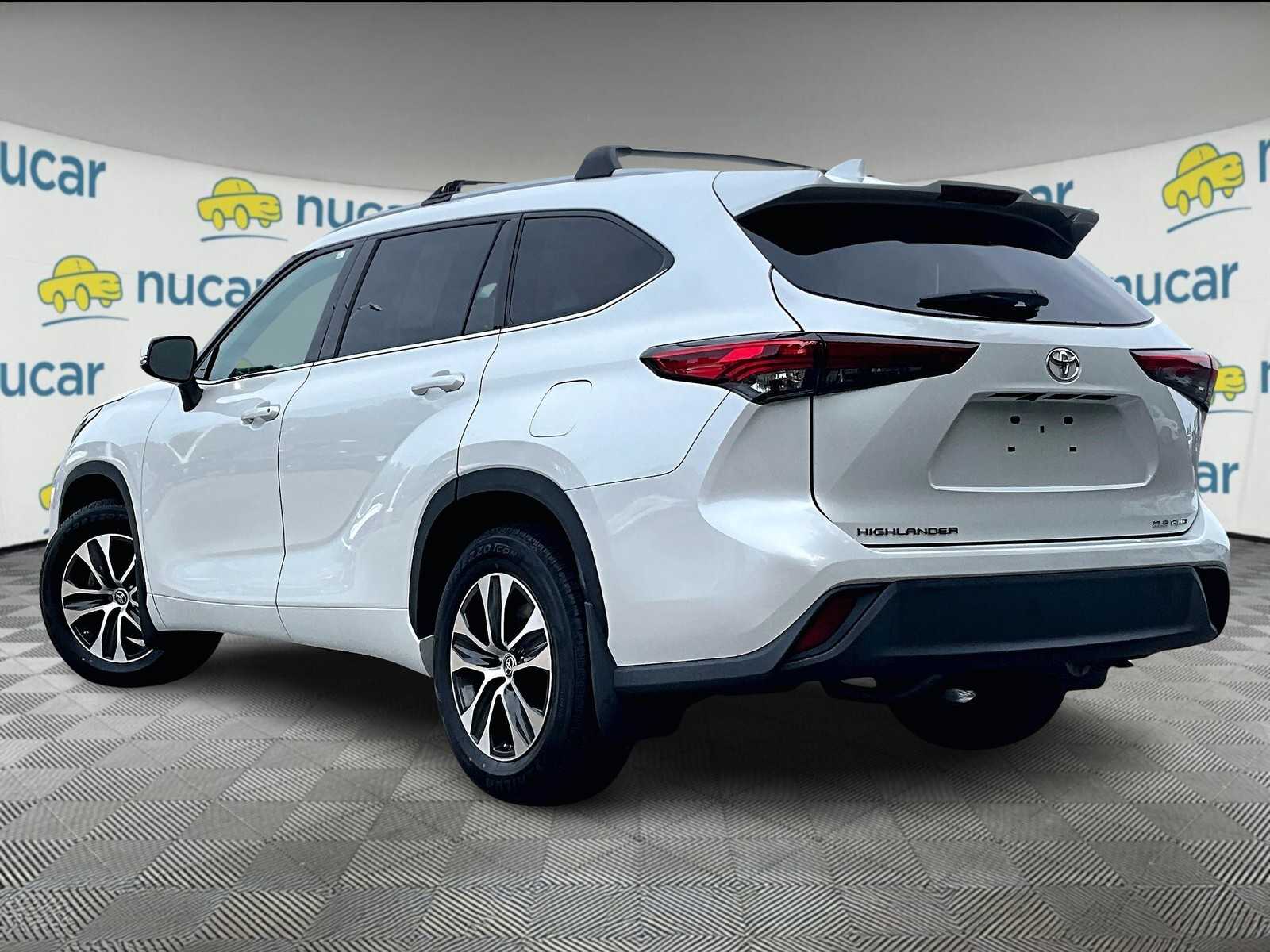 2022 Toyota Highlander XLE - Photo 4