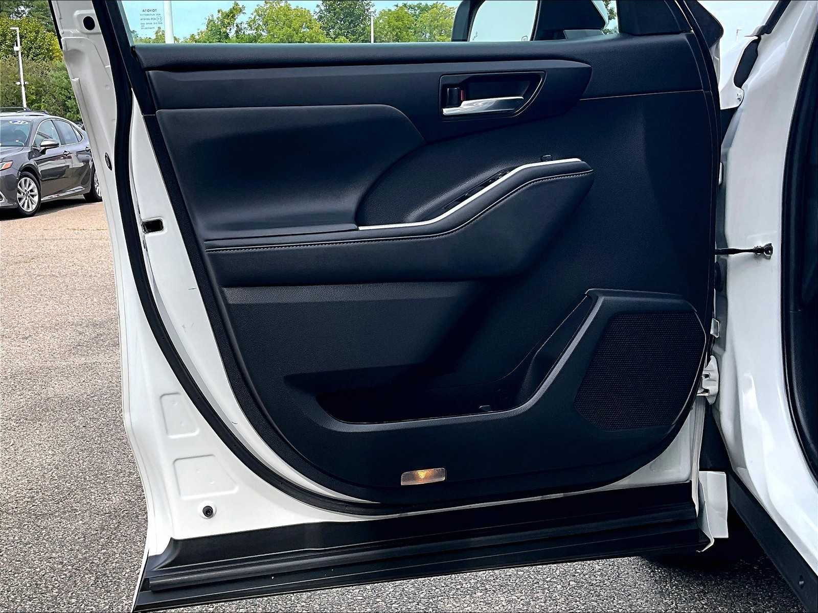 2022 Toyota Highlander XLE - Photo 9