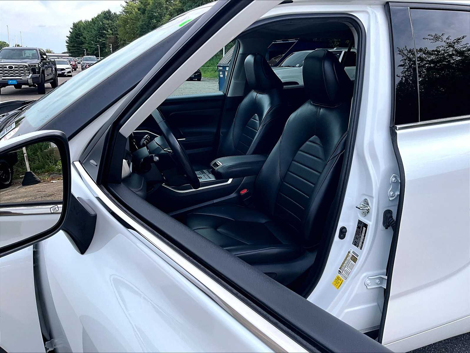 2022 Toyota Highlander XLE - Photo 10