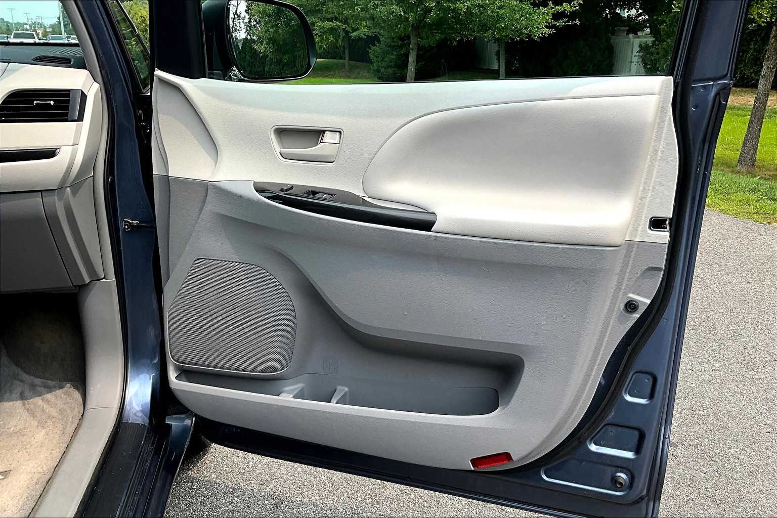 2013 Toyota Sienna LE - Photo 12