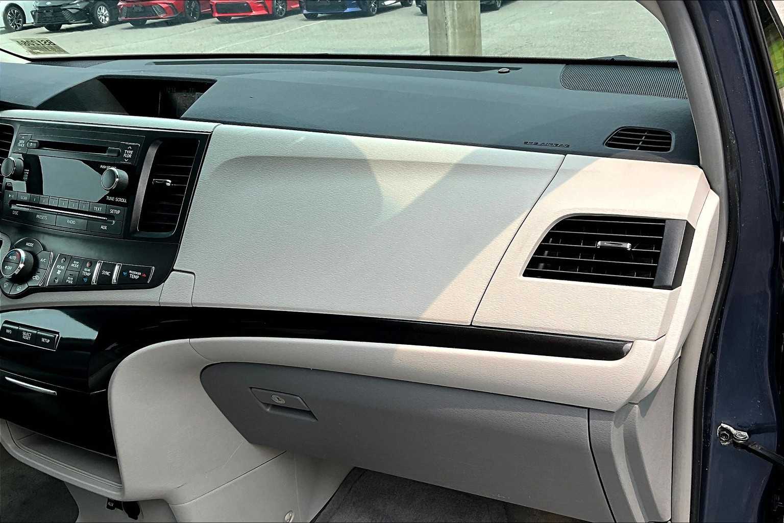2013 Toyota Sienna LE - Photo 13