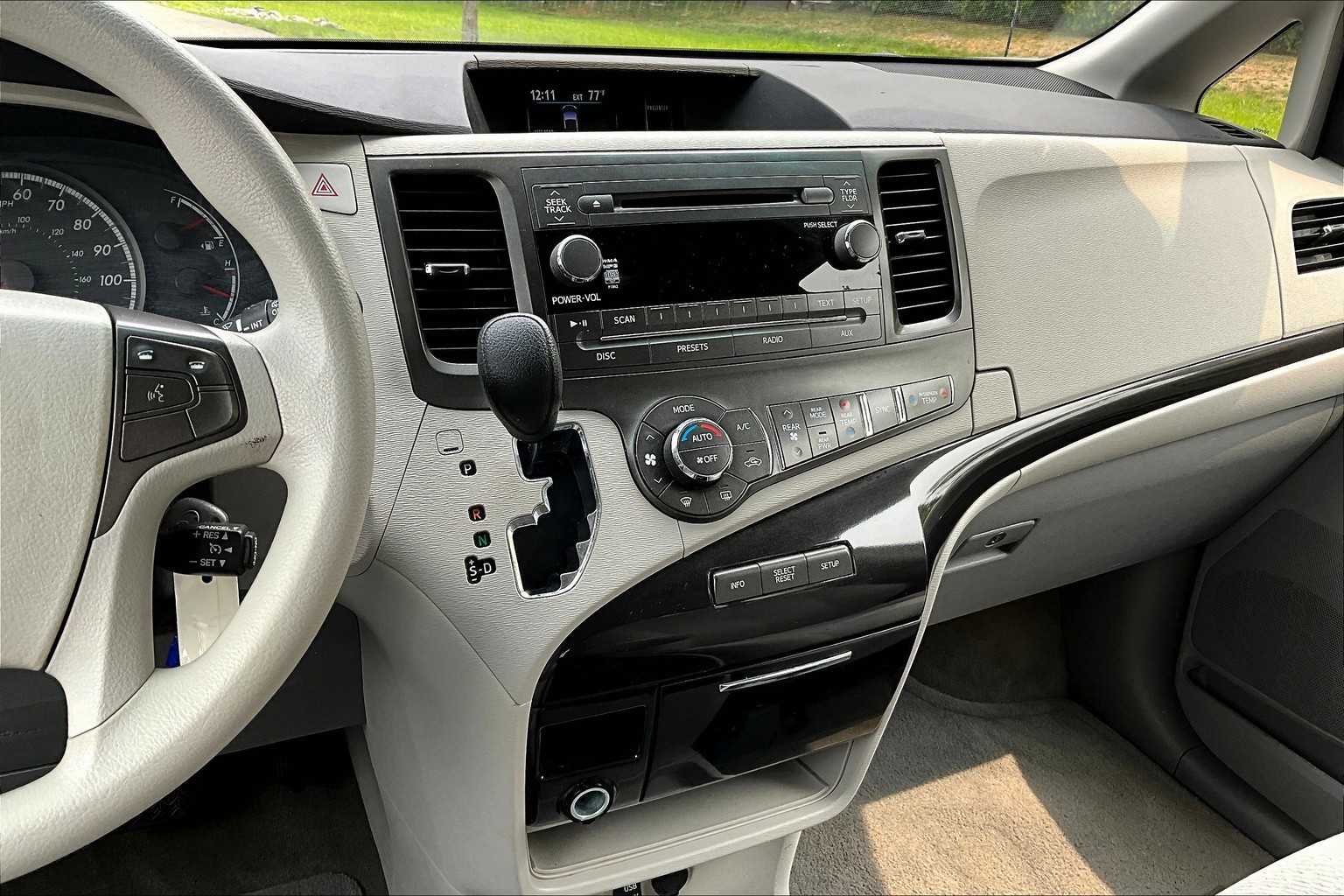 2013 Toyota Sienna LE - Photo 19
