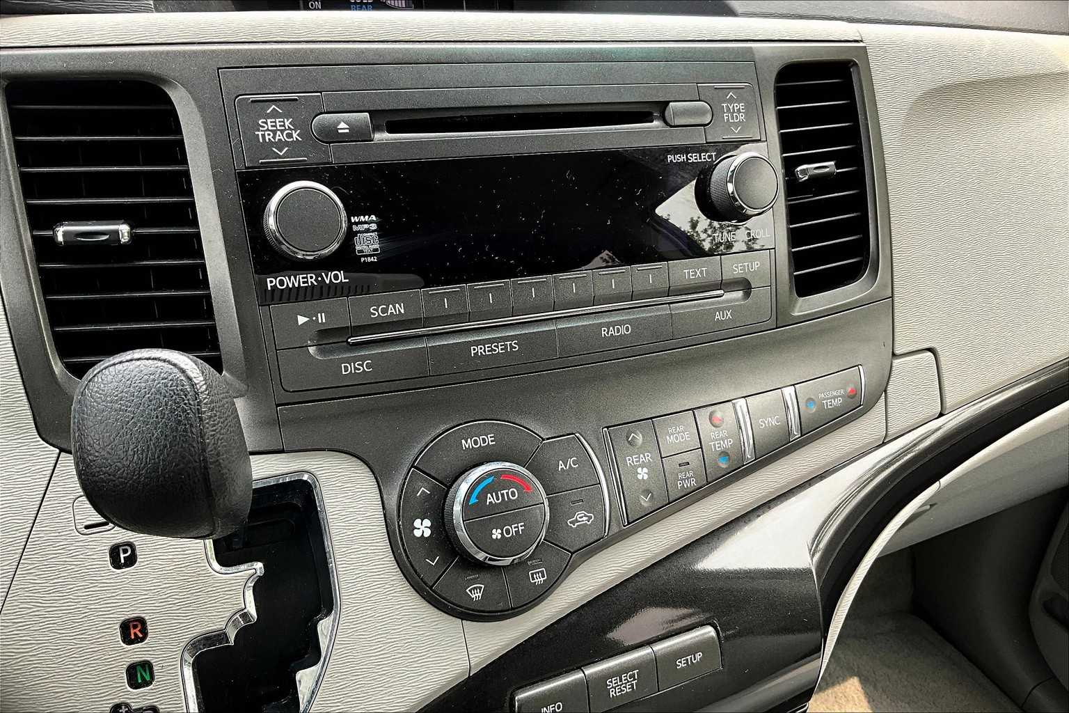 2013 Toyota Sienna LE - Photo 27