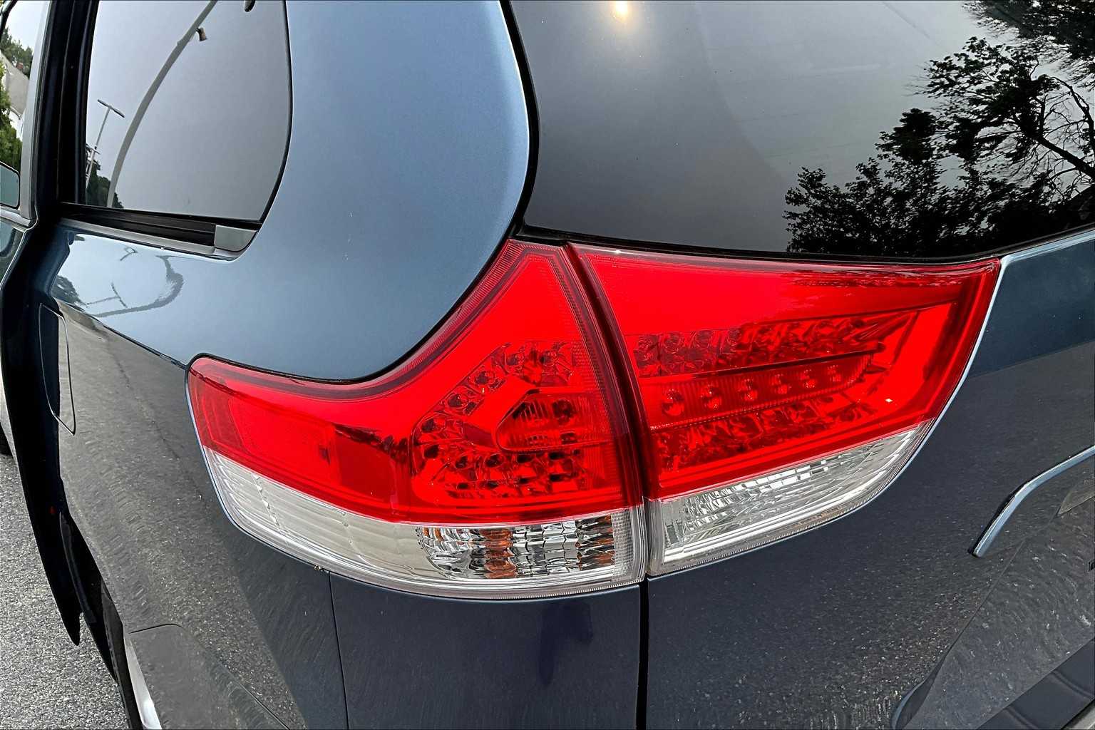 2013 Toyota Sienna LE - Photo 35