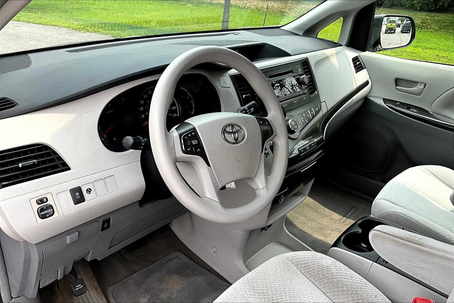 2013 Toyota Sienna LE - Photo 8