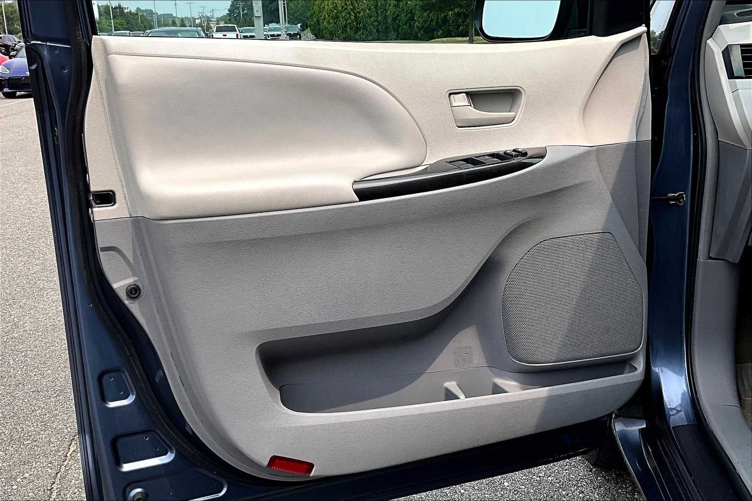 2013 Toyota Sienna LE - Photo 9