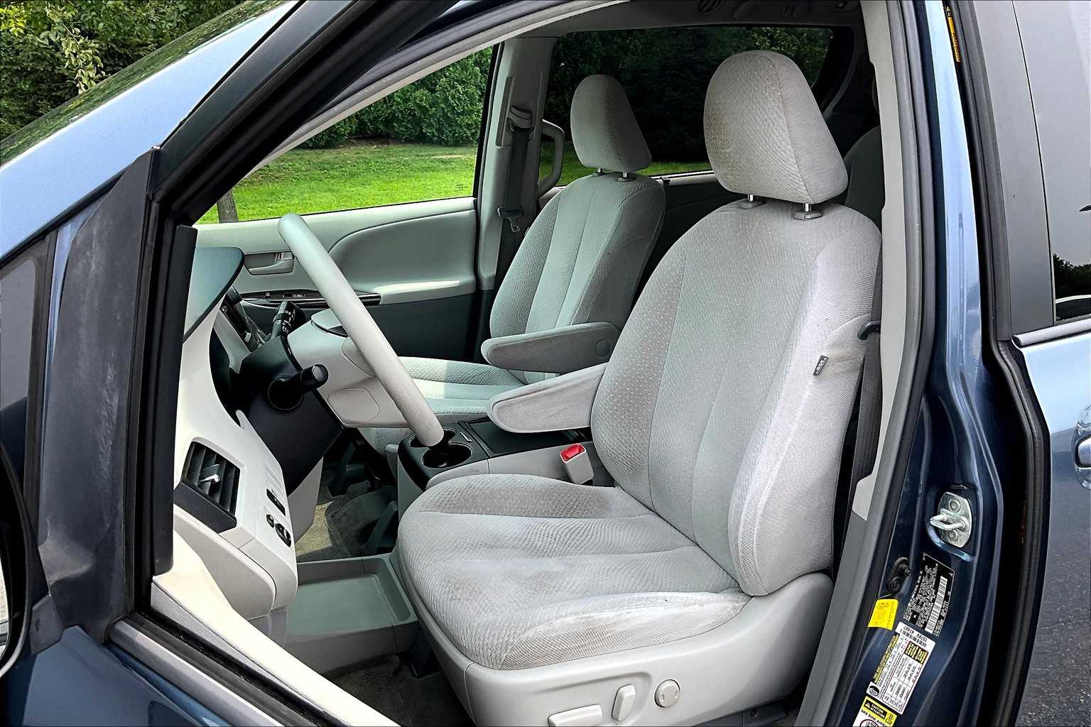2013 Toyota Sienna LE - Photo 10