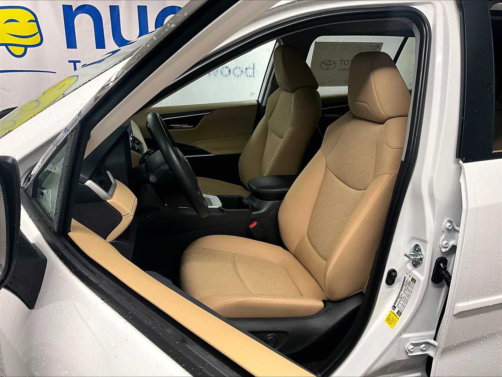 2025 Toyota RAV4 XLE - Photo 11