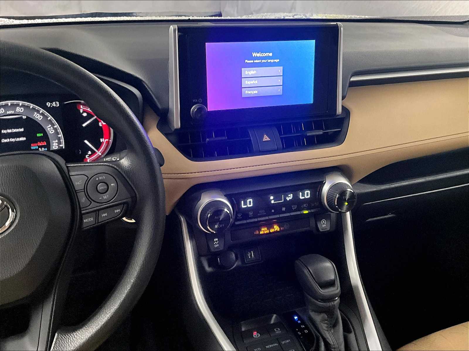 2025 Toyota RAV4 XLE - Photo 13