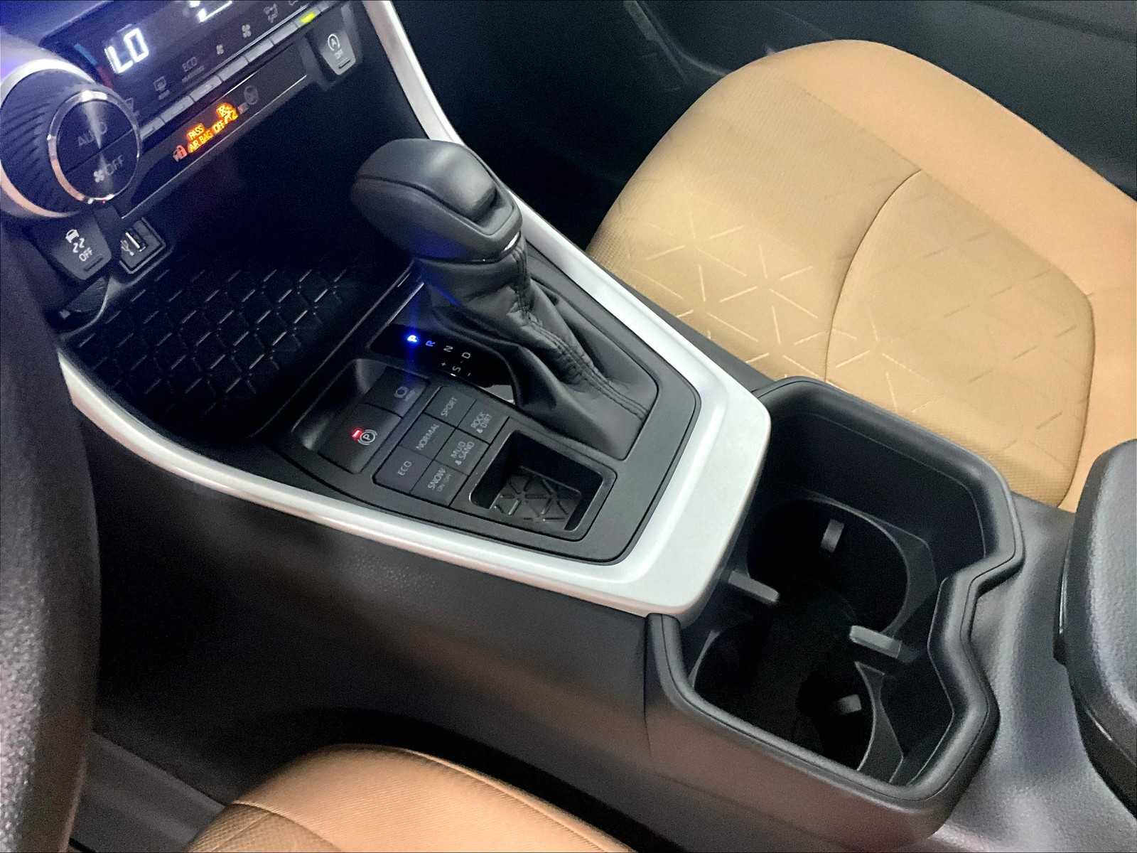 2025 Toyota RAV4 XLE - Photo 14